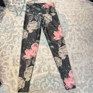 Onzie Black and Gray Flow Activewear